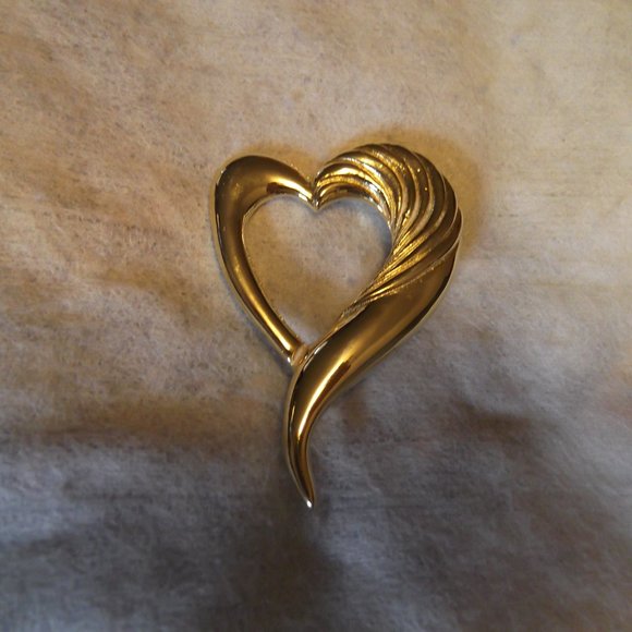 Art Deco Heart Pin with detailed edging - Picture 1 of 9